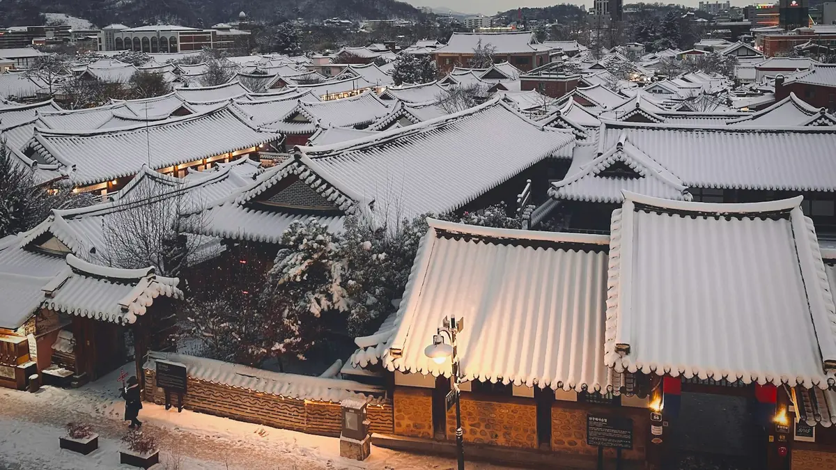 눈 덮인 전주 한옥마을의 기와지붕과 골목