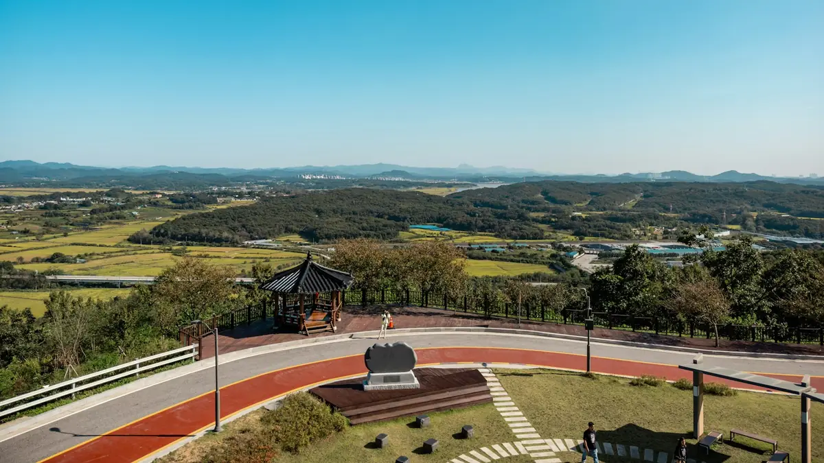 파주 장단면 전망대 공원에서 내려다본 들판과 먼 산